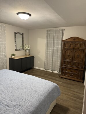 3 habitaciones, tabla de planchar con plancha, wifi y ropa de cama