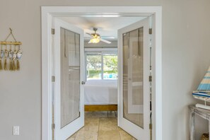 4 bedrooms, desk, iron/ironing board, free WiFi - Heated Pool, Walk to Beach, 40’ Boat Dock, Kayak, Paddle Board, Fishing, $300 in Free Tickets! (St. Augustine)