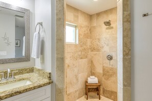Shower, hair dryer, towels, shampoo - Heated Pool, Walk to Beach, 40’ Boat Dock, Kayak, Paddle Board, Fishing, $300 in Free Tickets! (St. Augustine)