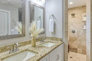 Shower, hair dryer, towels, shampoo - Heated Pool, Walk to Beach, 40’ Boat Dock, Kayak, Paddle Board, Fishing, $300 in Free Tickets! (St. Augustine)