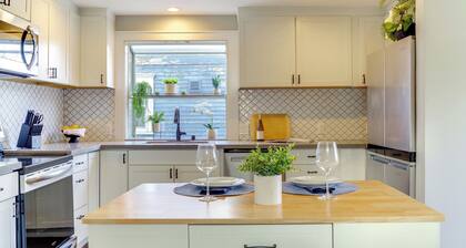 1 Mi to Historic Dtwn: Dog-Friendly Everett Home!