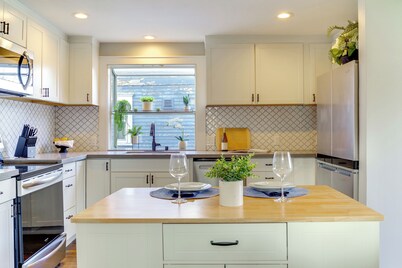 1 Mi to Historic Dtwn: Dog-Friendly Everett Home!