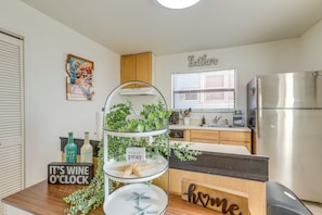 Fridge, microwave, dishwasher, coffee/tea maker - 1 Block to Dtwn! Walkable Stay in Stuart (Stuart)