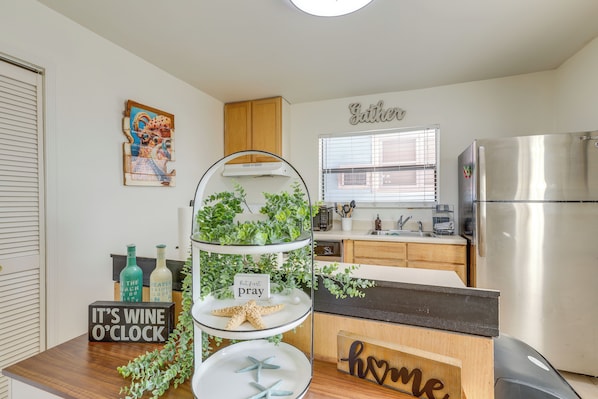 Fridge, microwave, dishwasher, coffee/tea maker - 1 Block to Dtwn! Walkable Stay in Stuart (Stuart)