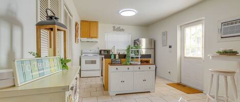 Réfrigérateur, micro-ondes, lave-vaisselle, cafetière/bouilloire