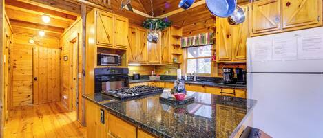 Køleskab, mikrobølgeovn, kogeplade, kaffe-/temaskine