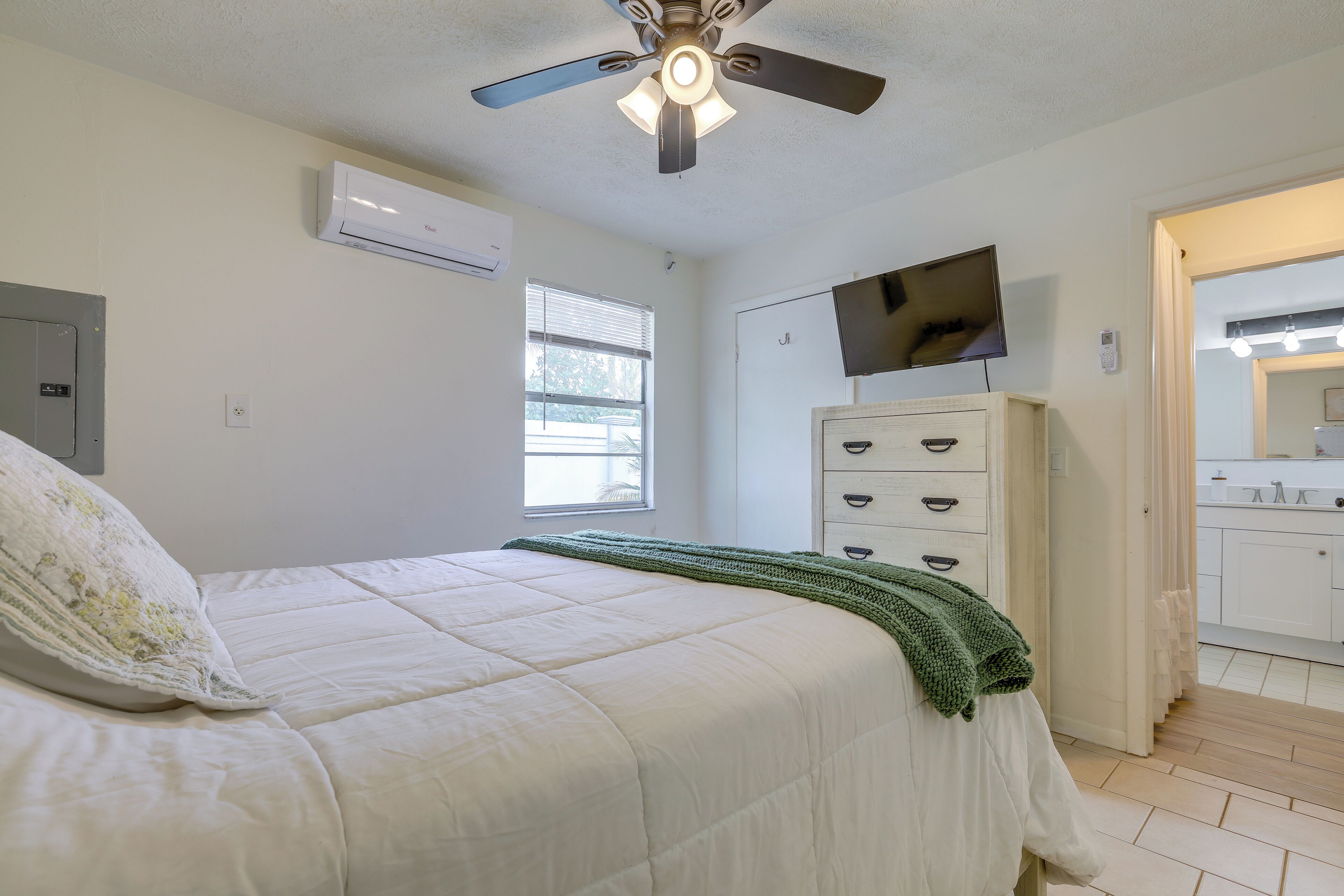2 bedrooms, internet, bed sheets