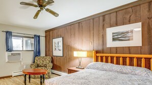Room - Pet-Friendly Studio Near Pine Knob: Bring Skis! (Village of Clarkston)