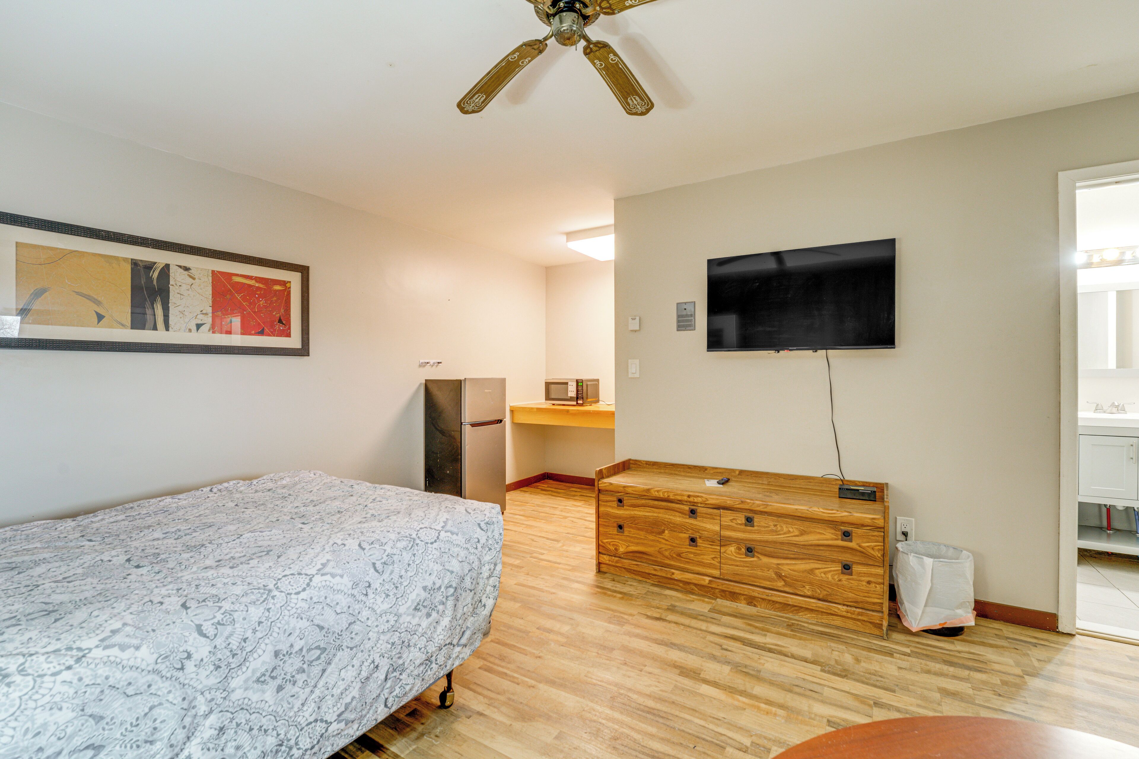 Iron/ironing board, internet, bed sheets