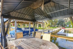 Outdoor dining - Lake Harris Retreat: Fisherman's Paradise (Leesburg)