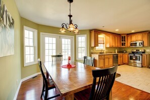 Dining - Outdoorsy Retreat: Secluded Mtn Home in Pikeville (Pikeville)