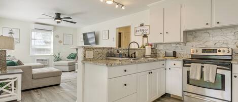 Micro-ondes, plaque de cuisson, lave-vaisselle, cafetière/bouilloire