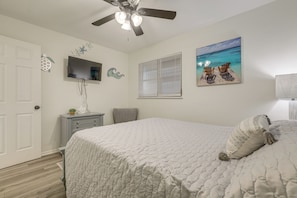 2 bedrooms, Internet, bed sheets - Walk to Shops & Dining: Downtown Stuart Home! (Stuart)