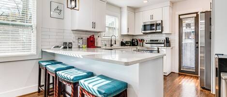 Frigorifero, microonde, piano cottura, lavastoviglie