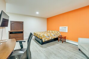 Iron/ironing board, Internet, bed sheets - 5 Mi to Pine Knob: Pet-Friendly Studio Retreat (Village of Clarkston)