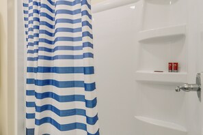 Secador de cabelo, toalhas de banho