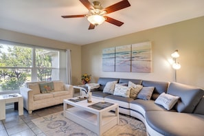 TV, books - 4 Mi to Indian Rocks Beach: Quiet Family Escape! (Largo)
