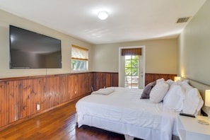 3 bedrooms, desk, iron/ironing board, Internet - 4 Mi to Indian Rocks Beach: Quiet Family Escape! (Largo)