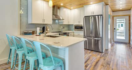 Near Beaches: Waterfront Gem in Anna Maria Island!