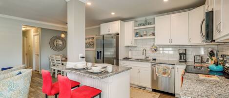 Kühlschrank, Mikrowelle, Herdplatte, Geschirrspüler