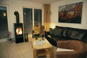 Smart TV, fireplace, books, stereo - Vacation home Rügentraum with fireplace and sauna in TOP location (Glowe)
