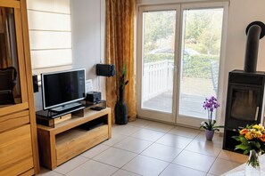 Smart TV, caminetto, libri, impianto stereo