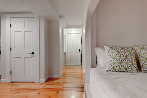 4 bedrooms, WiFi, bed sheets - 45A Beautifully Renovated Home Near Town Center (Nantucket)
