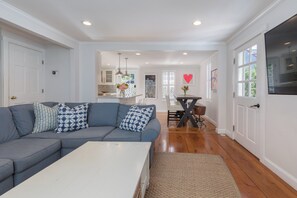 TV - 45A Beautifully Renovated Home Near Town Center (Nantucket)