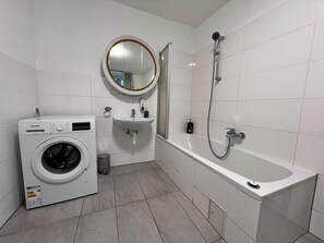 Apartemen Basic | Kamar mandi | Kombinasi shower/bathtub dan perlengkapan mandi gratis