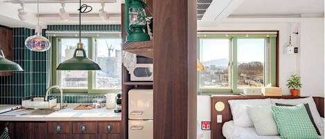 Iron/ironing board, bed sheets