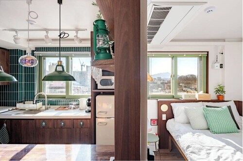 Stay Pachira | 2min to Itaewon Stn, City View, New Remodel, CU Convenience Store