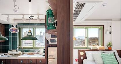 Stay Pachira | 2min to Itaewon Stn, City View, New Remodel, CU Convenience Store