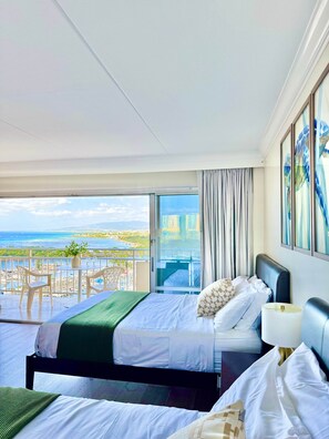 Room - Oceanview in Waikiki: 2 Queen Beds w/ Parking (Honolulu)