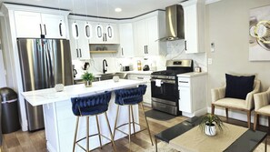 Een koelkast, een microgolfoven, een oven, een kookplaat