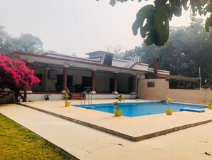 Outdoor pool - Maharaja Kothi Resort Bandhavgarh (Tala)