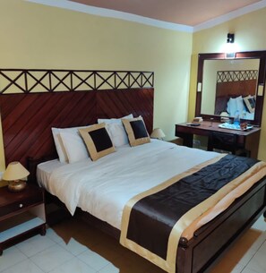 Desk, free WiFi - Maharaja Kothi Resort Bandhavgarh (Tala)