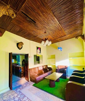Lobby sitting area - Maharaja Kothi Resort Bandhavgarh (Tala)