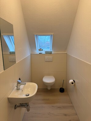 Hair dryer, soap, toilet paper - Beautiful vacation apartment in Thunum - Vacation by the North Sea (Stedesdorf)