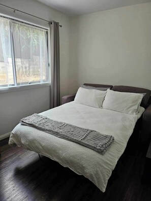 Iron/ironing board, Internet, bed sheets - Beautiful House with Mountain and Water Views and Kangaroos. (Long Beach)