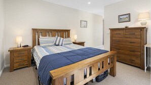 Unclassified image, 3 of 6, button - Beautiful House with Mountain and Water Views and Kangaroos. (Long Beach)