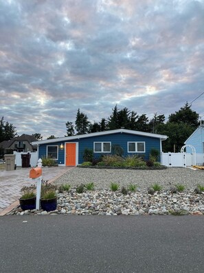 Exterior - 3-bed/2 bath bungalow in adorable Bayville with radiant floor heat & fireplace. (Berkeley Township)