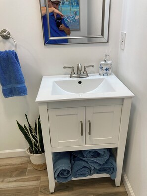 Toallas, jabón, papel de baño 