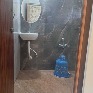 Free toiletries, towels, soap, shampoo - Skyline Residency (Bengaluru)