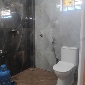 Artículos de tocador gratuitos, toallas, jabón, shampoo