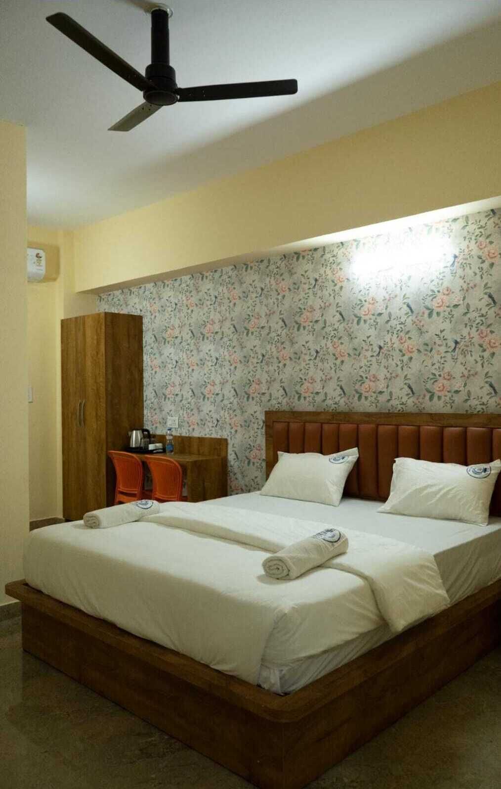 Deluxe Double Room, City View | Iron/ironing board, free WiFi