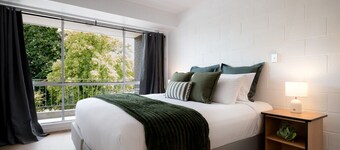 City Park View Apartment - Walk to CBD
