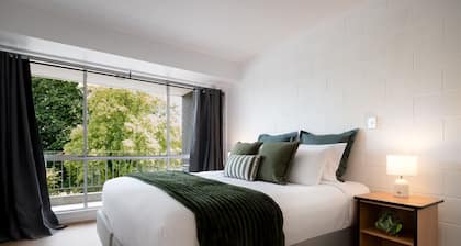 City Park View Apartment - Walk to CBD