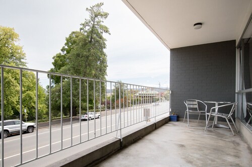 City Park View Apartment - Walk to CBD