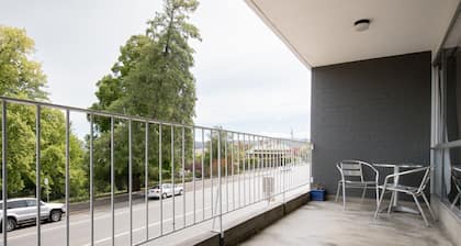 City Park View Apartment - Walk to CBD