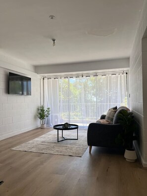 TV - City Park View Apartment - Walk to CBD (Launceston)